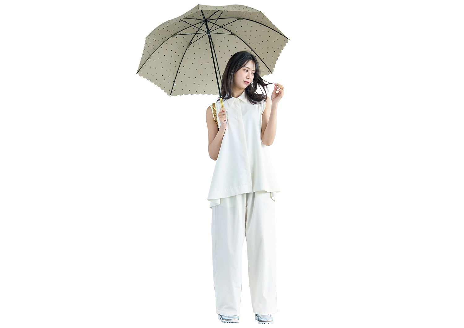 雨の日の白も高機能アイテムで怖くない！大人の洗練オールホワイトコーデ【毎日コーデ】