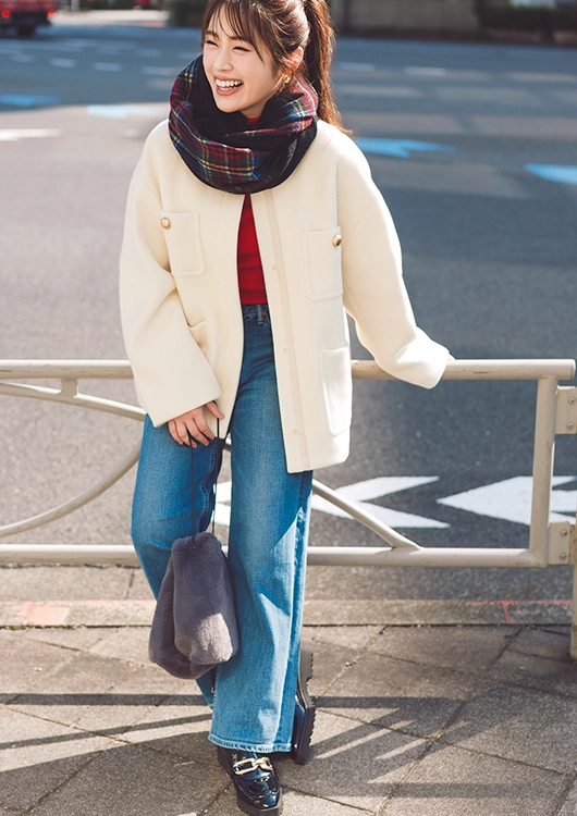 ノーカラーコートにデニムをはいた渋谷凪咲さん