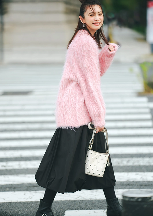 ボリュームスカートをはいた宮田聡子さん