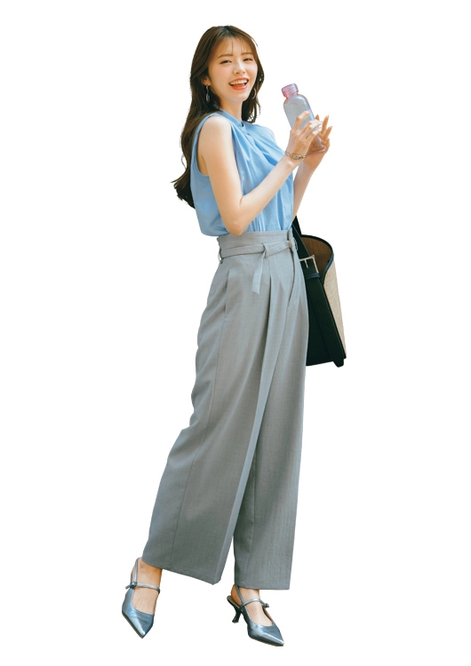 好印象カラーのブラウスとつくるワンツー通勤コーデ