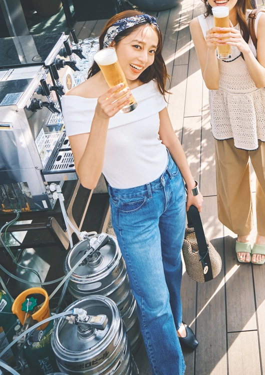 デニムコーデをカジュアルダウンした女っぽスタイル