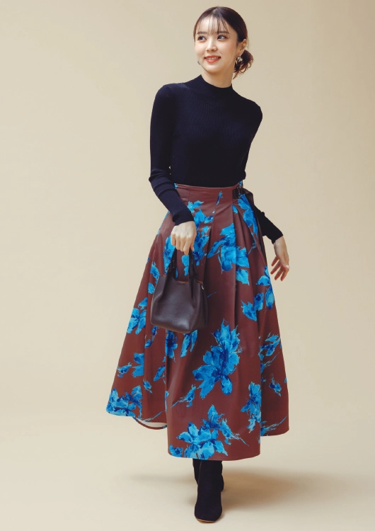 【毎日コーデ】ブラウンの包容力に頼ってレディなスカートを親しげに