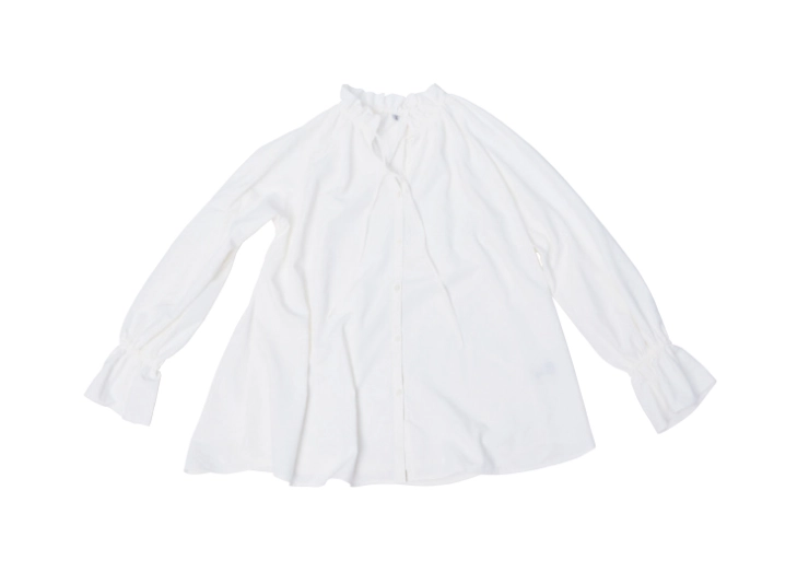 フリルがたっぷりで顔まわりが華やかになる