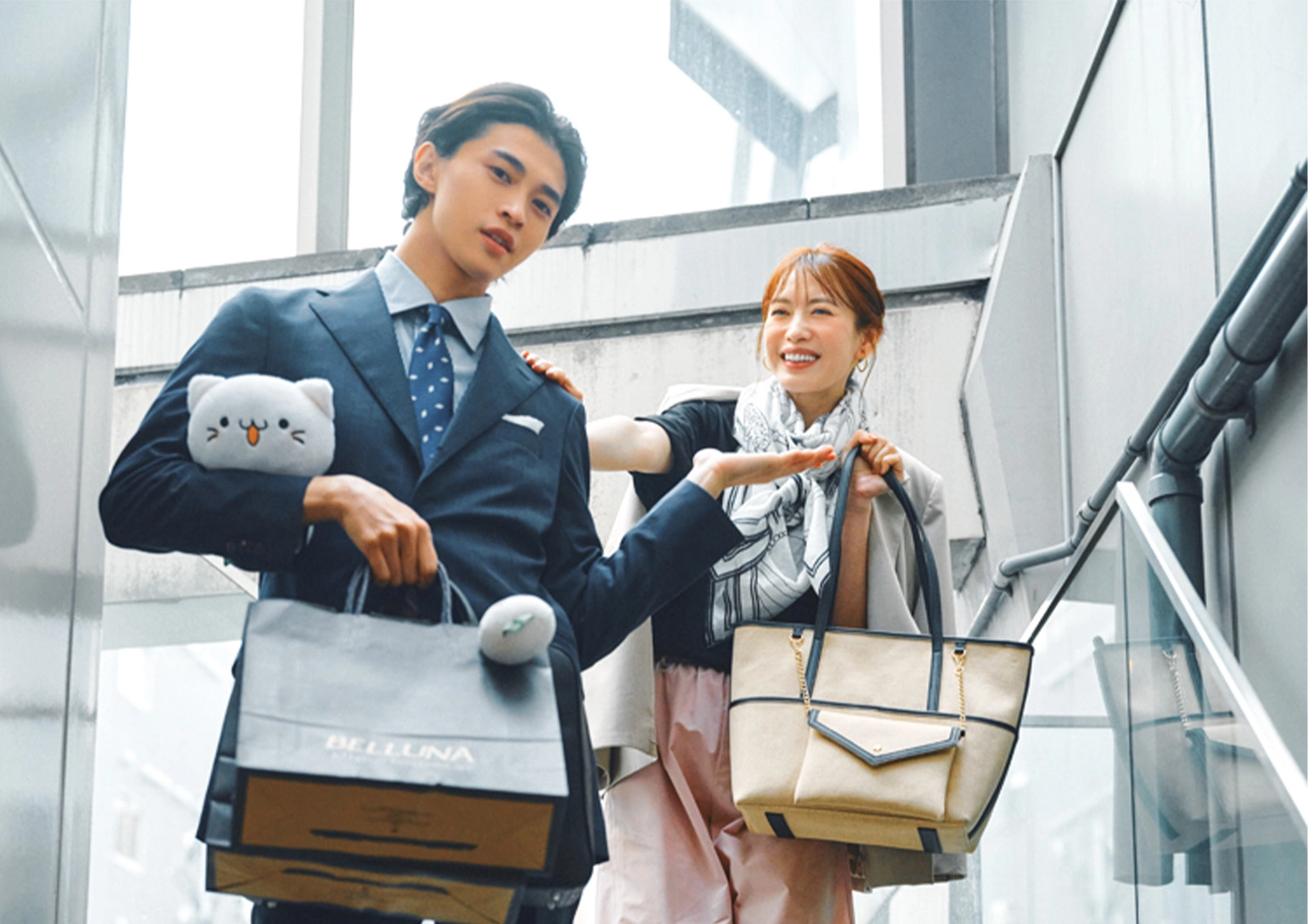 ピンクのタフタパンツは機能性も◎スカーフとつくる上級者見え大人通勤コーデ【毎日コーデ】のメイン画像
