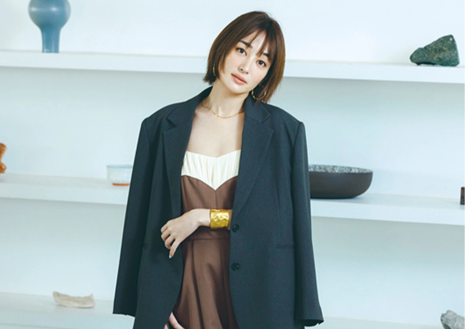 今っぽくて地味見えしない!Iラインで叶う大人の洗練シンプルコーデ