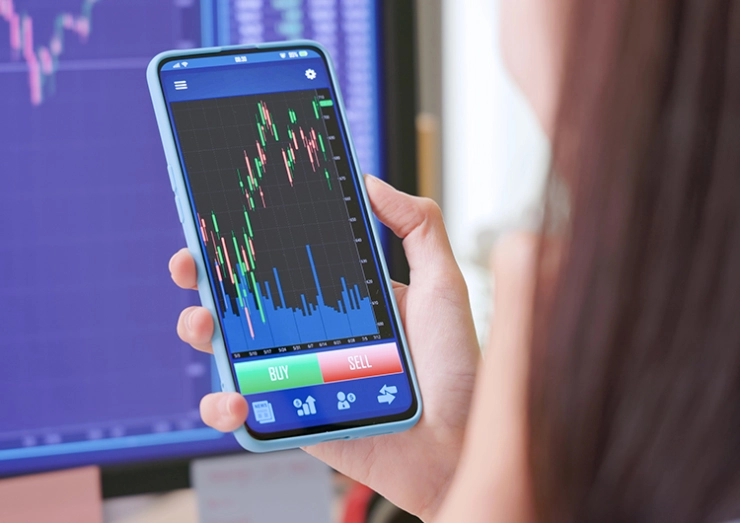 スマホで価値を確認する女性