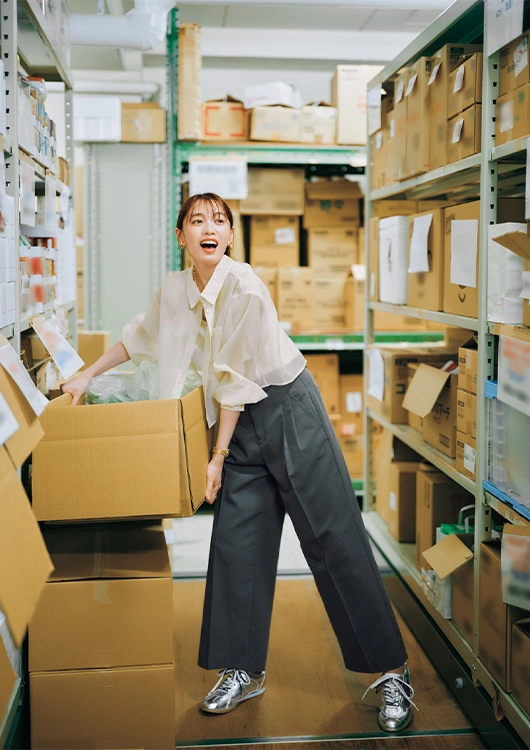 シャツ×パンツを合わせたカジュアル通勤コーデ