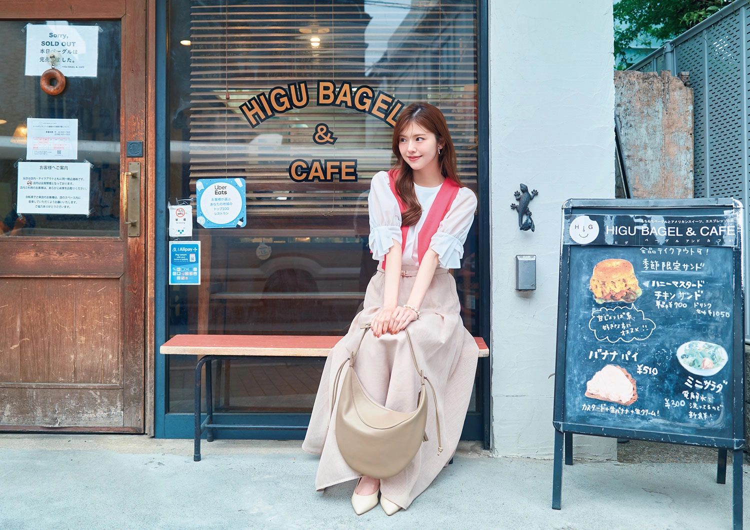 淡トーンに華やかピンクをひとさじ足してシャレ感UP♡優しげフェミニン休日コーデ【毎日コーデ】