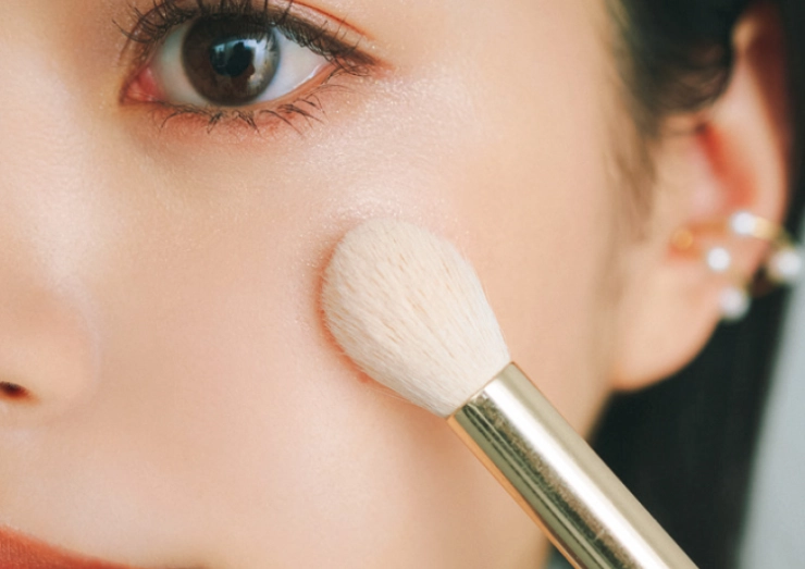 チークを入れている様子