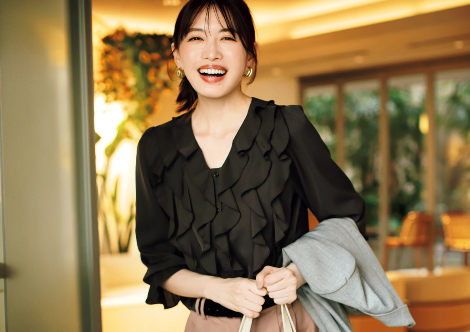 夜はジャケットを脱いで大胆チェンジ♡ラッフルブラウスが主役の美人見え通勤コーデ【毎日コーデ】