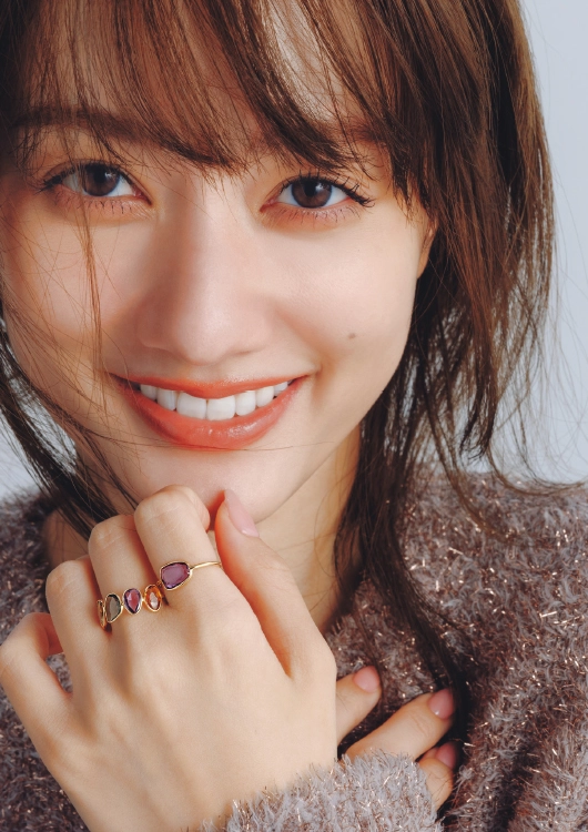 マリハのジュエリーを着用した谷まりあさん