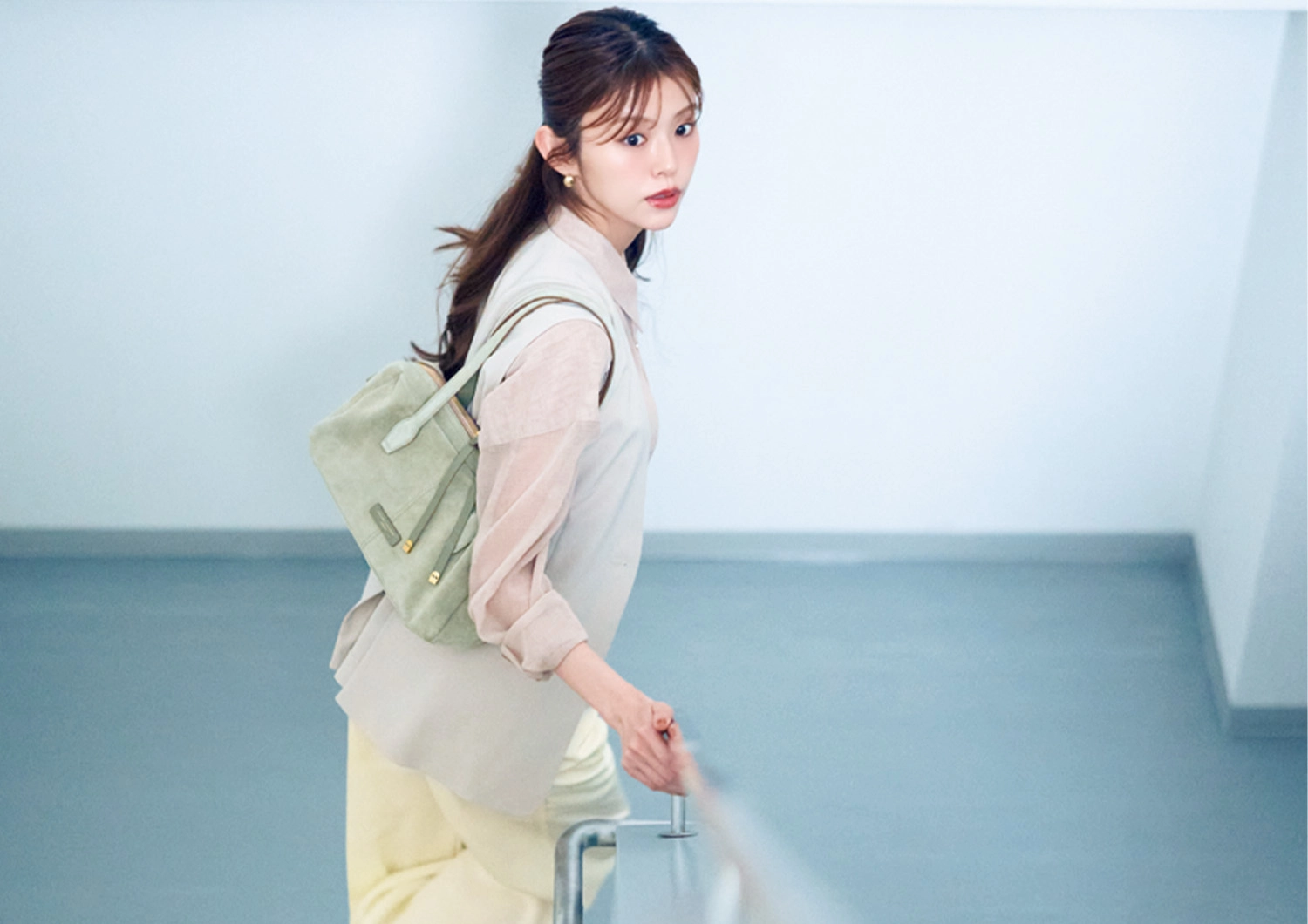 ジレ×シアーシャツで洗練レイヤード♡ヘアクリップで後ろ姿も可愛いトレント通勤コーデ【毎日コーデ】