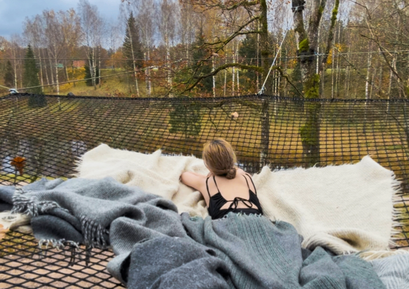 【世界にここだけのウールサウナ】ラトビアの秘境「Ziedlejas」でととのう極上サウナ体験