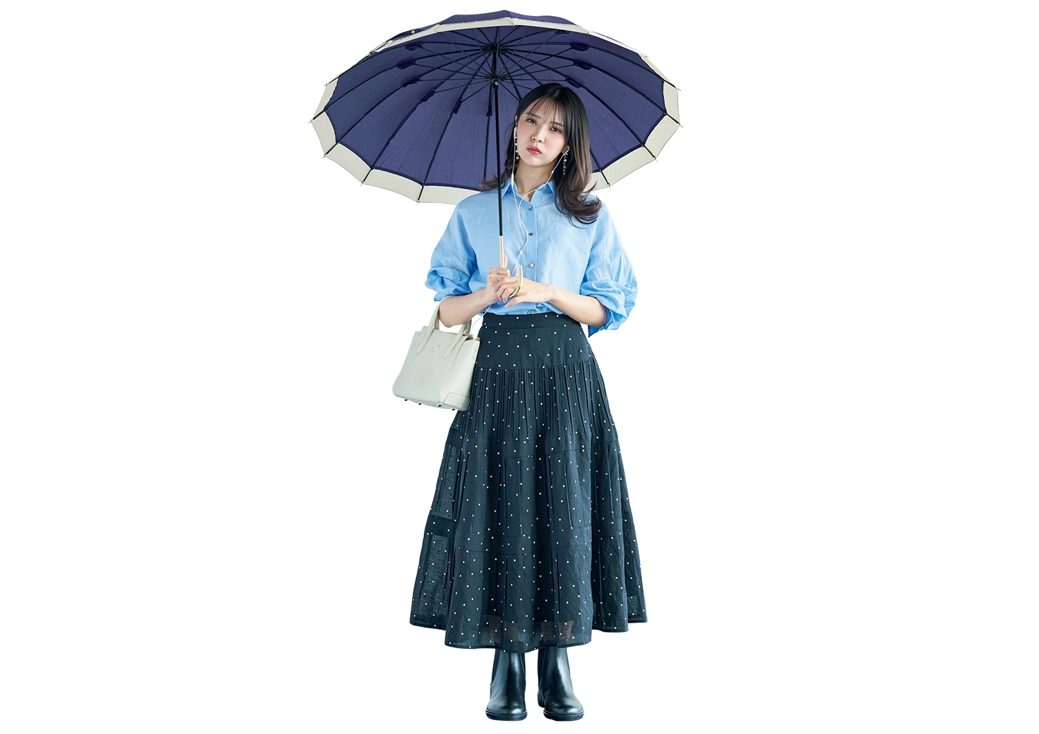 裾インできちんと見え♡透け感シャツで品よくまとめるワンツー通勤コーデ【毎日コーデ】