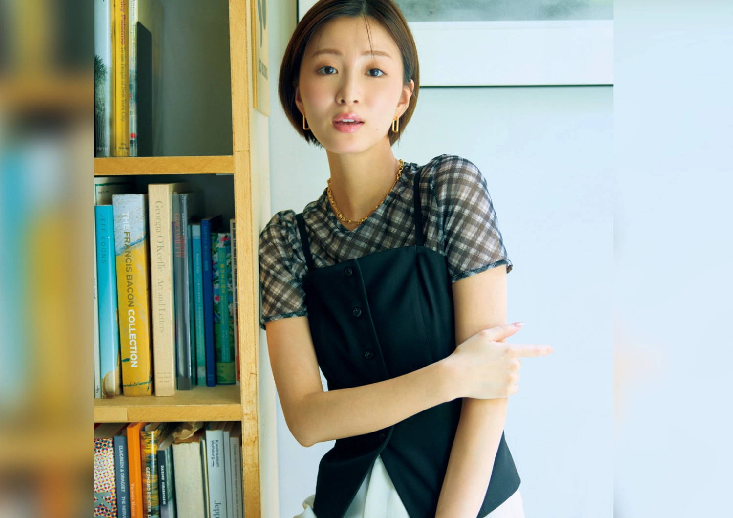 暑さが残る日でも涼しげおしゃれに！「透けアイテム」で秋らしさを取り入れるコツ