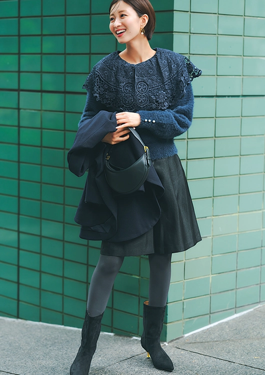 「ネイビー」はレースブラウスと光沢ショーパンでドレッシーなコーデに