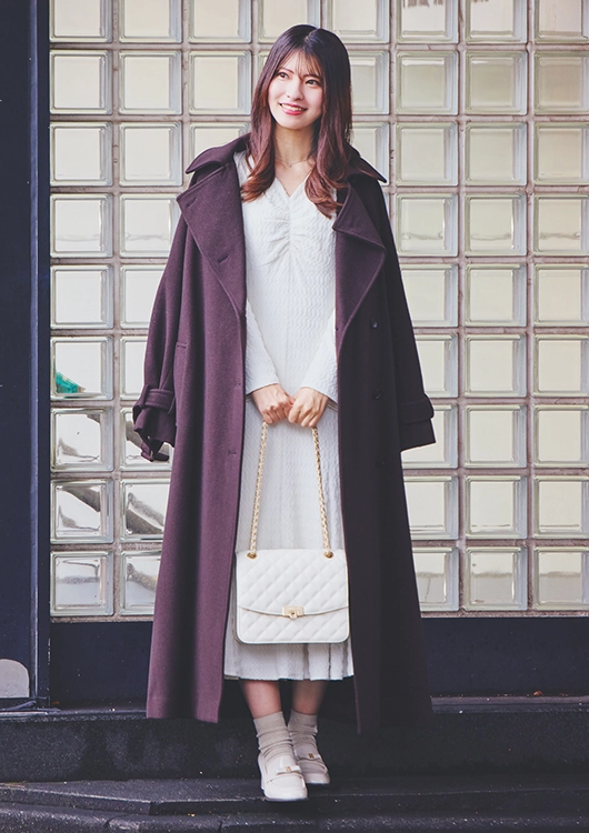 フェミニンな白ワンピをビターなブラウンで大人顔にシフト