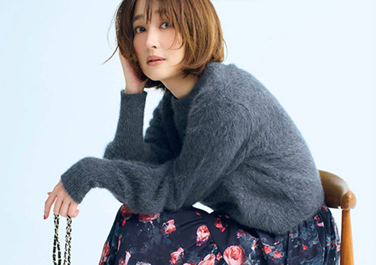 暗色ベースでも映える！大人のための花柄スタイル【毎日コーデ】