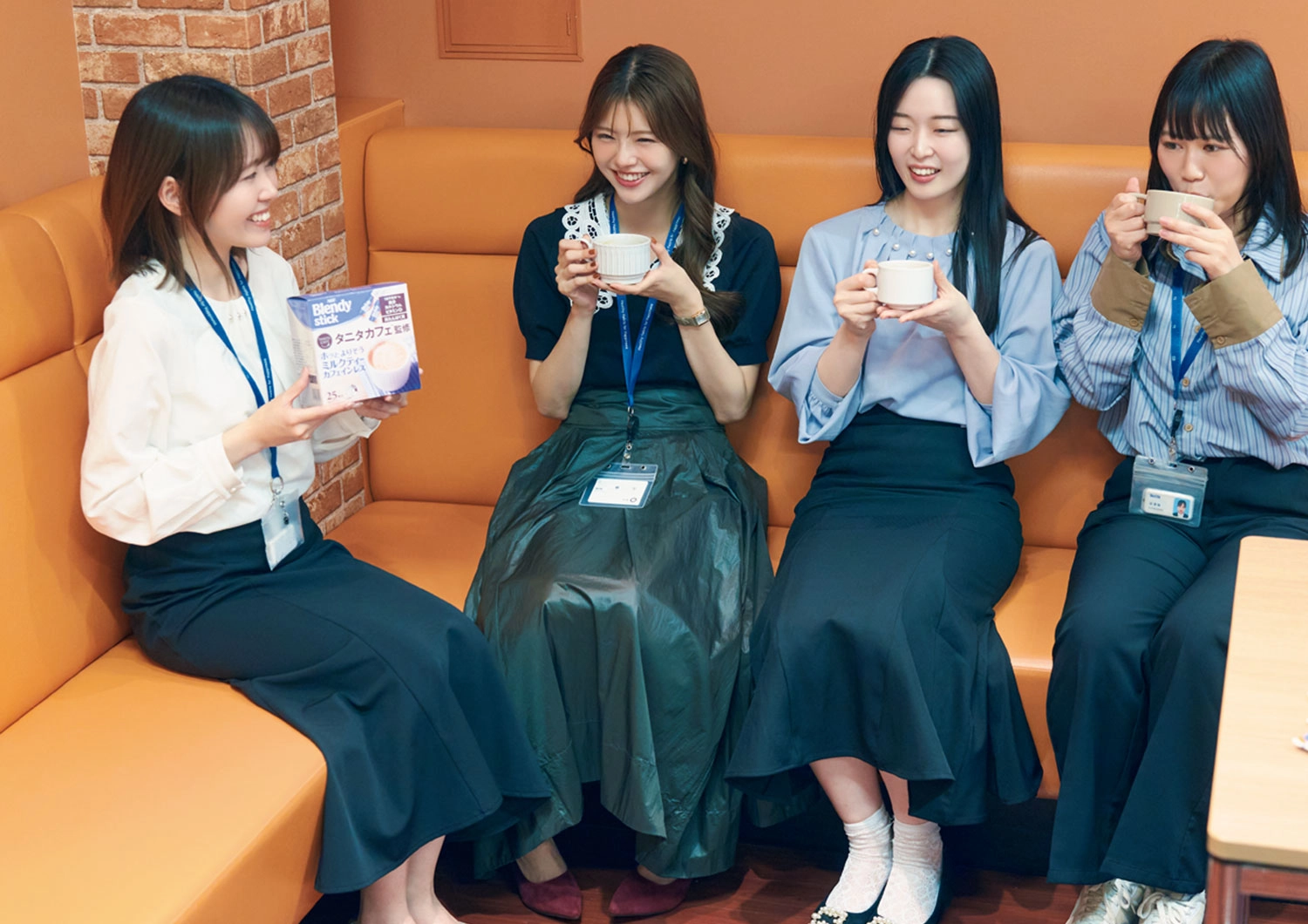 カーキ&艶やか立体スカートで即秋めく♡今っぽワンツー通勤コーデ【毎日コーデ】のメイン画像