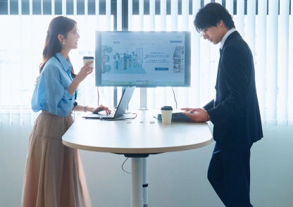 シャツスタイルをシアーな揺れ感でレディにシフト♡体型カバーも叶えるシャレ見え通勤コーデ【毎日コーデ】