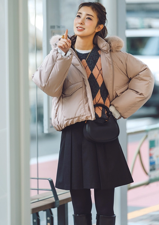 ダウンのカジュアルさをミニボトムで大人可愛く見せて