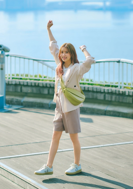 カラーで秋めくきれいめカジュアル通勤コーデ