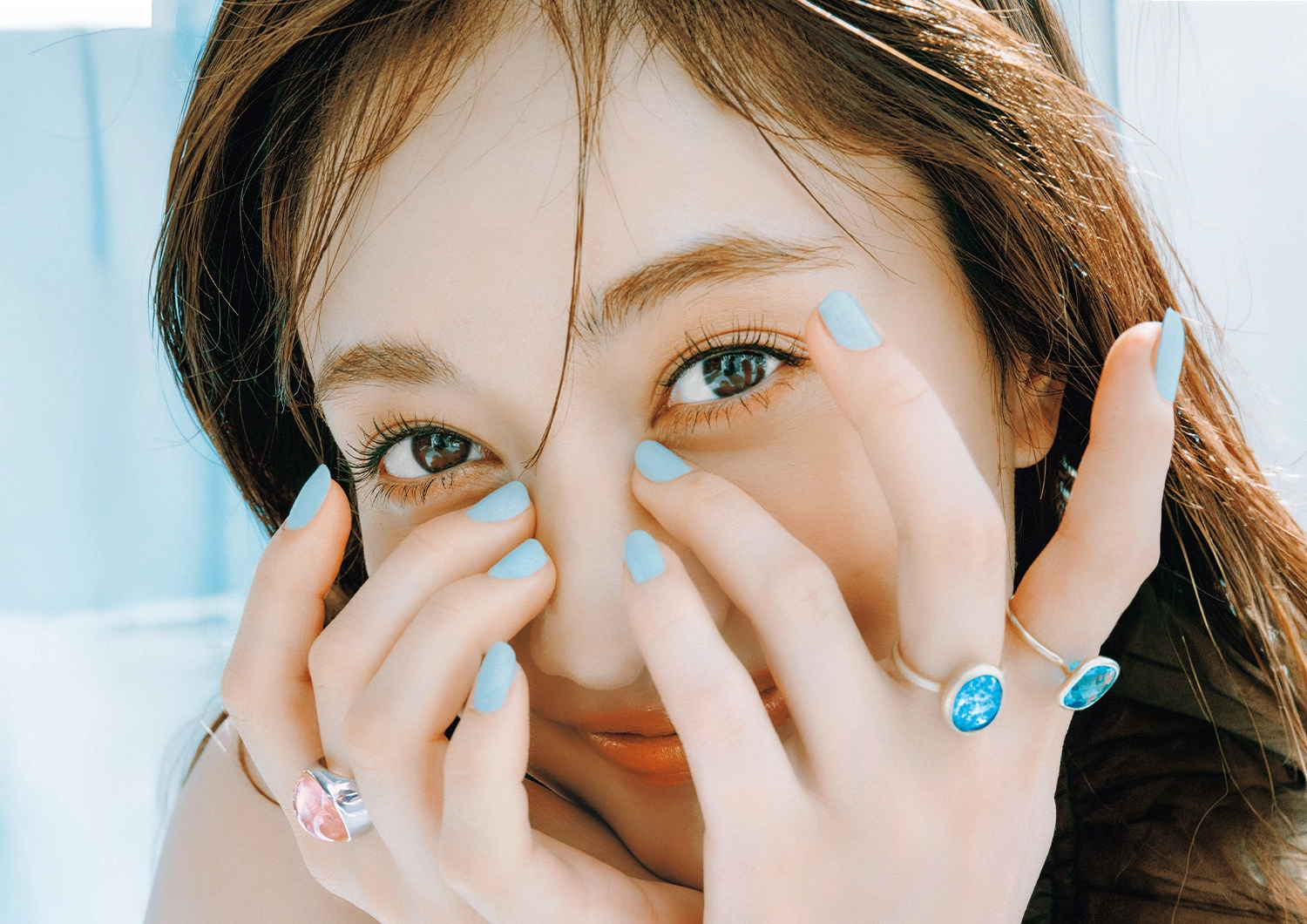 一点投入でもサマになる！カラーストーンアクセを纏って華やかさをプラス♡