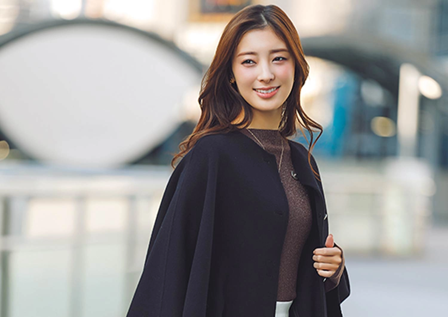 羽織るだけでサマになる♡ケープ風コートのON／OFF着回し