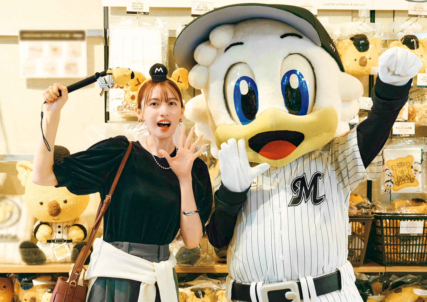 二の腕を自然にカバー♡ベロアトップス×タックパンツの細見え休日コーデ【毎日コーデ】