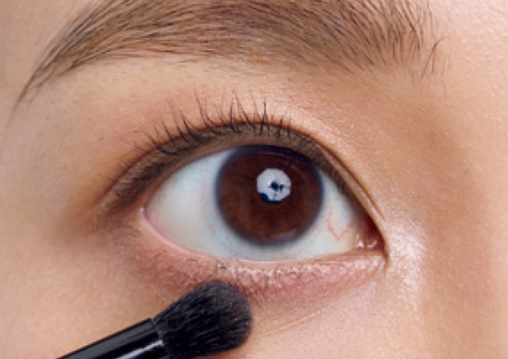 まぶたの下にパウダーを載せている様子