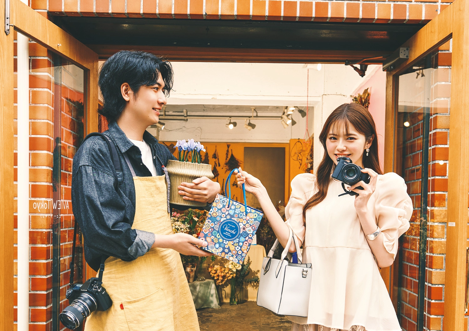ベージュ×シアー素材で親しみやすく♡ハレの日にもおすすめな甘め休日コーデ【毎日コーデ】のメイン画像