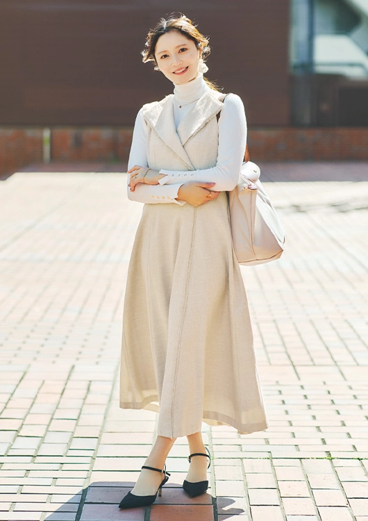 ZARAのベージュワンピ×白トップス