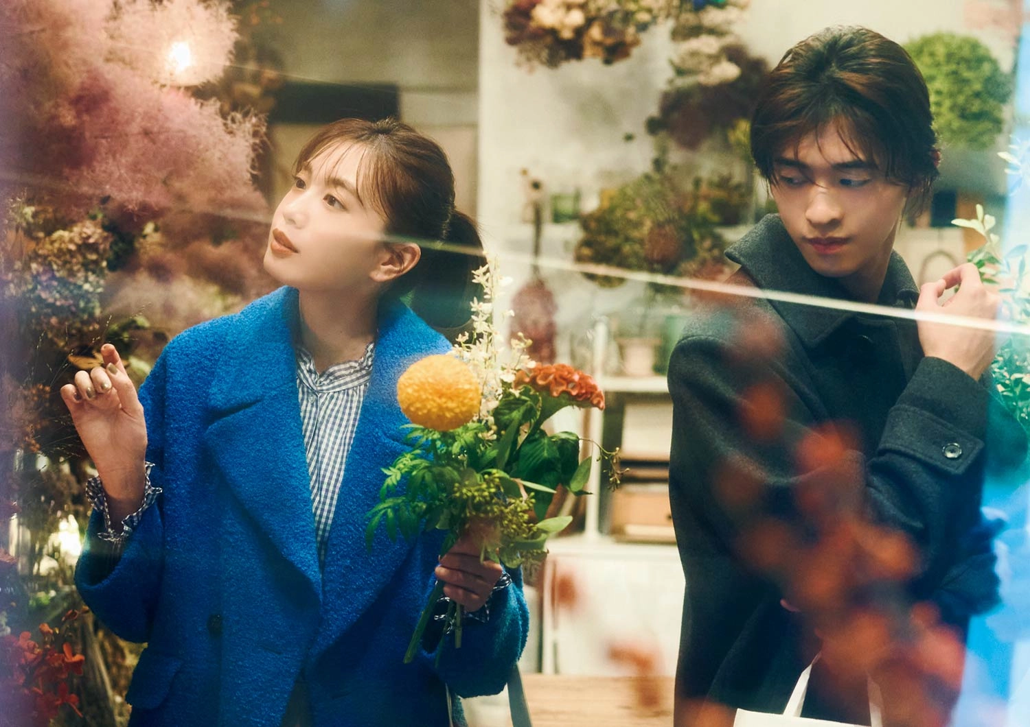 瞬時に華やげるブルーモヘアで主役の座に！知的なきれいめ通勤コーデ【毎日コーデ】のメイン画像