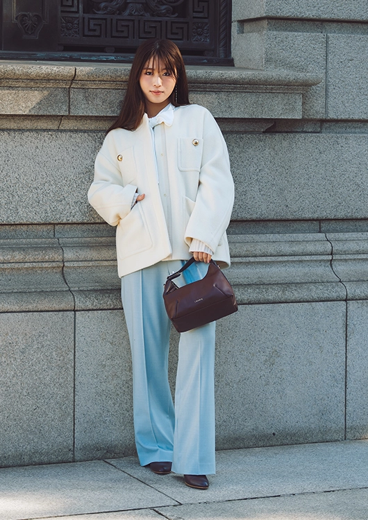 ノーカラーコートを着た渋谷凪咲さん