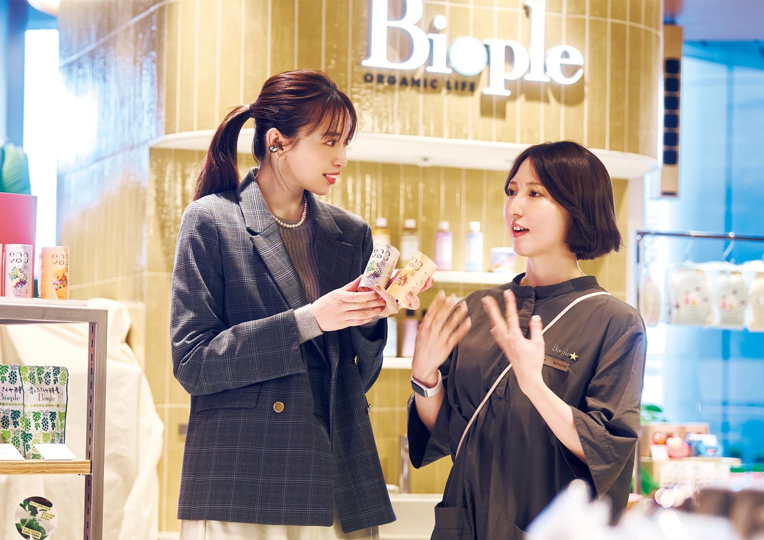 ニットの細かなラメが輝く！きちんと感と華やかさを両取りした通勤コーデ【毎日コーデ】