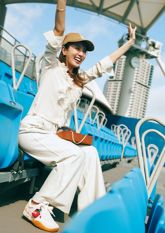 オフ白のス ウェットパンツ×カットソー