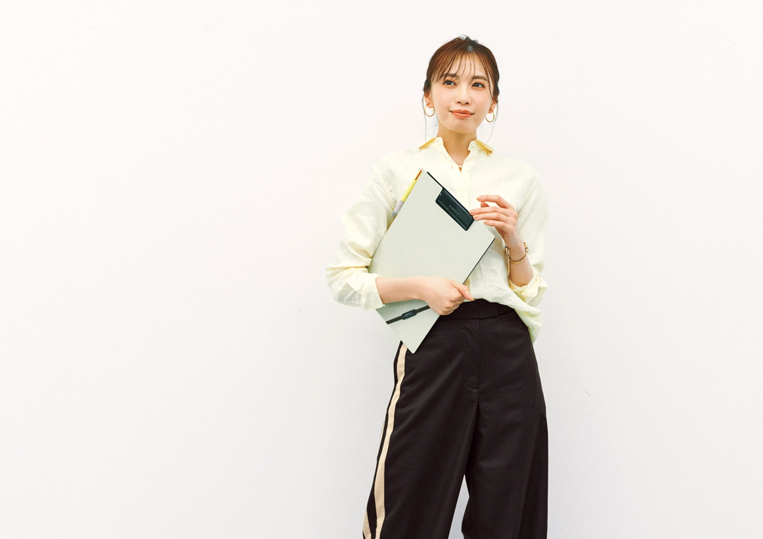 ライン入りパンツが今っぽい！一目置かれる上級者見え通勤コーデ【毎日コーデ】