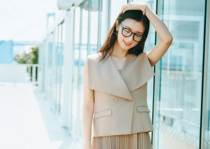 夏コーデの洗練度UP「スカーフ＆メガネ」4選｜シンプルコーデが華やぐおしゃれ小物テク