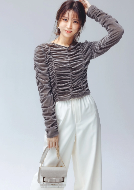 ベロアのトップスを着用した小林由依さん