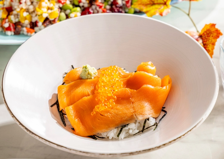 サーモンフレンチキャビア丼