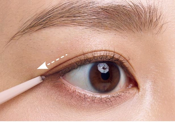 下描きしたラインをのばすように、まずはBで目尻にひと描き。 下描きしたラインをのばすように、まずはBで目尻にひと描き。