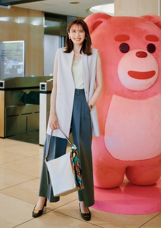 タックパンツ×ジレでつくるきれいめ通勤コーデ