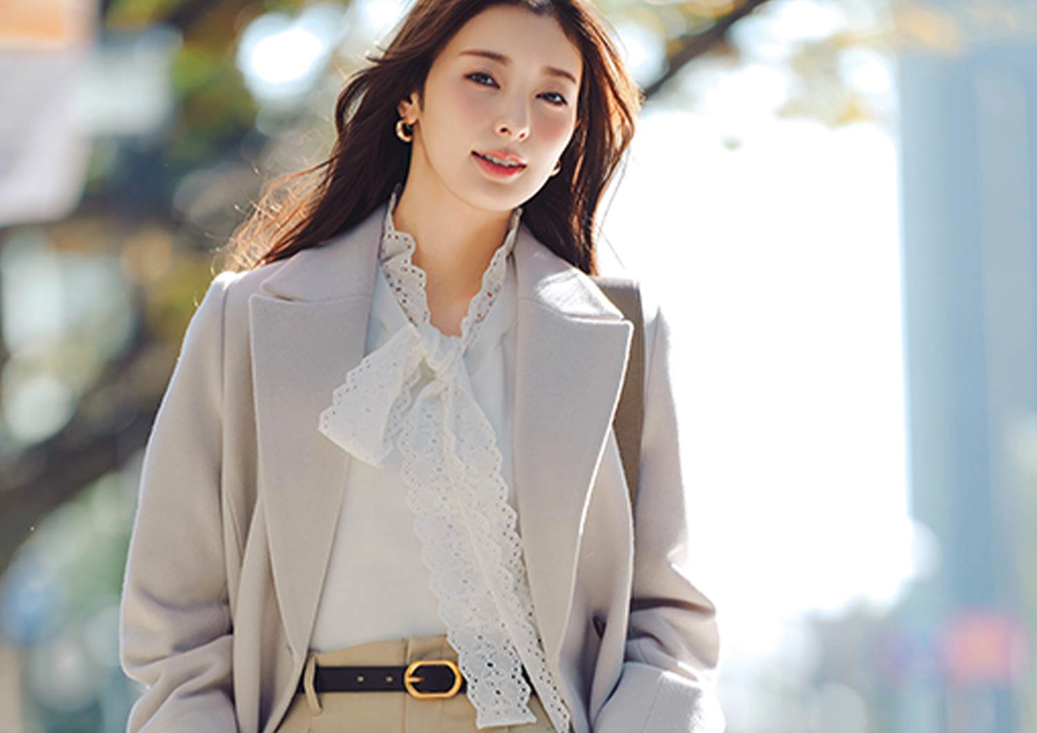 スタイルアップ効果バツグン！白&ベージュで作る着痩せ通勤コーデ【毎日コーデ】