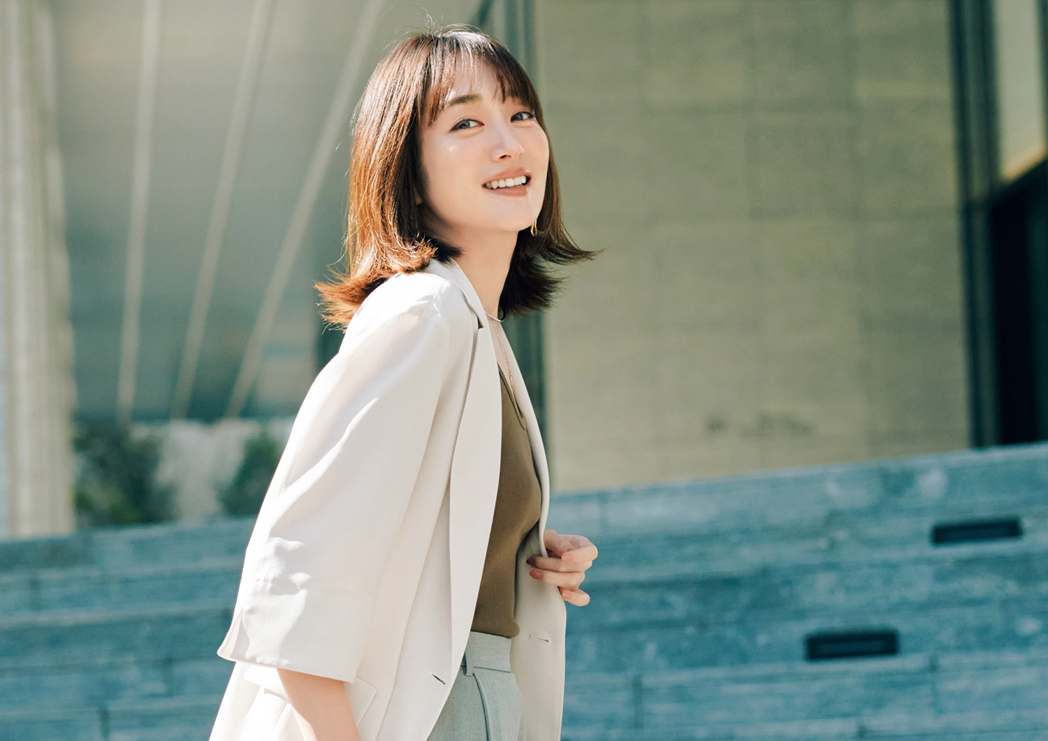 【おしゃキャリ派】クリーンなオフ白ジャケットではじめましてを華麗に攻略！信頼感のある洗練コーデ