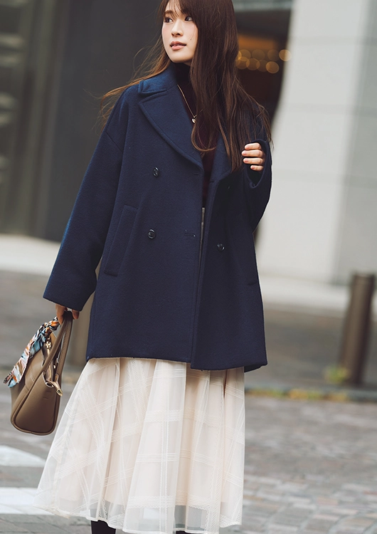 ミドル丈ピーコートを着回しする渋谷凪咲さん