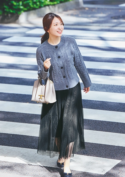 落ち着いたコーデの中にも華やかさを忘れずに