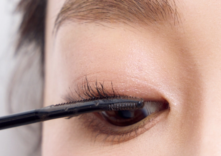 マスカラは薄めの黒が絶妙ニュアンス マスカラは薄めの黒が絶妙ニュアンス