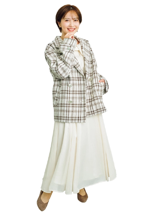 ミドル丈アウターを着た小泉しずかさん