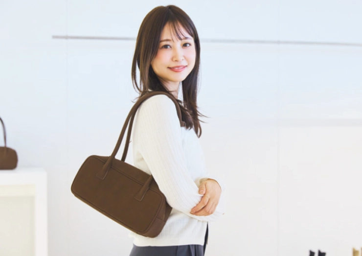 ワイドボストンバッグを持った吉野さん