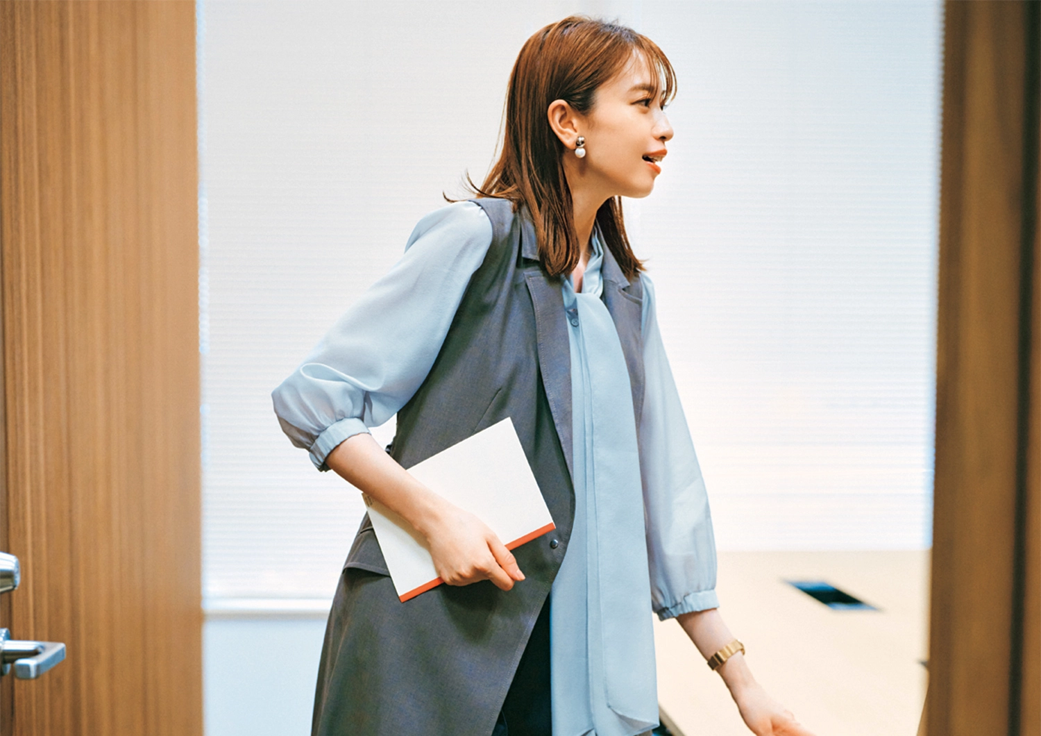 ショートパンツで鮮度UP!縦シルエットを意識したカジュアル通勤コーデ【毎日コーデ】